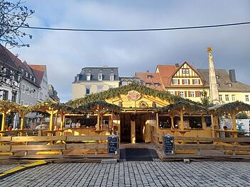 Kulmbach: "Kulma-Alm" hat wieder eröffnet - beliebter Winterdorf-Ersatz auf dem Marktplatz