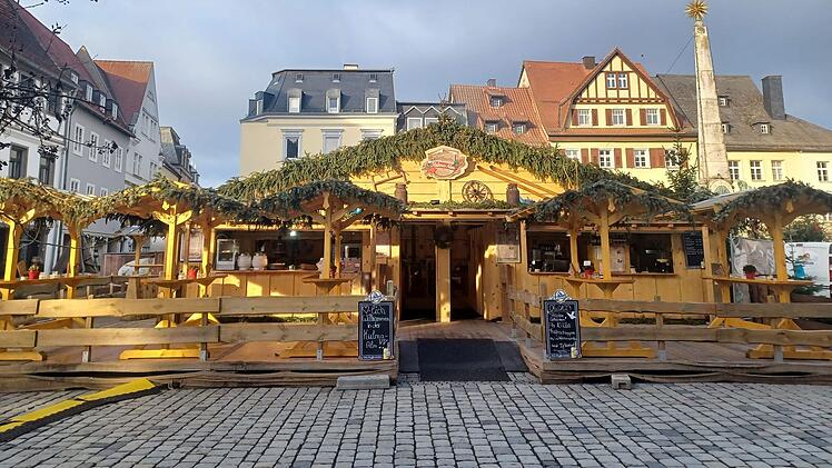 Kulmbach: "Kulma-Alm" hat wieder eröffnet - beliebter Winterdorf-Ersatz auf dem Marktplatz