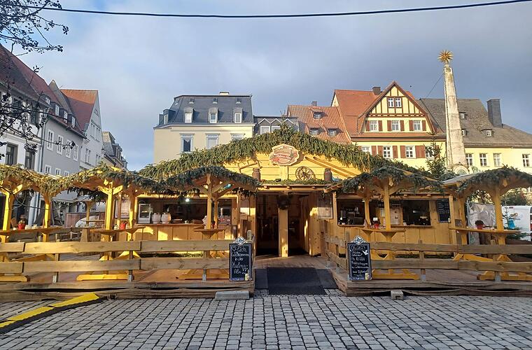 Kulmbach: "Kulma-Alm" hat wieder eröffnet - beliebter Winterdorf-Ersatz auf Marktplatz
