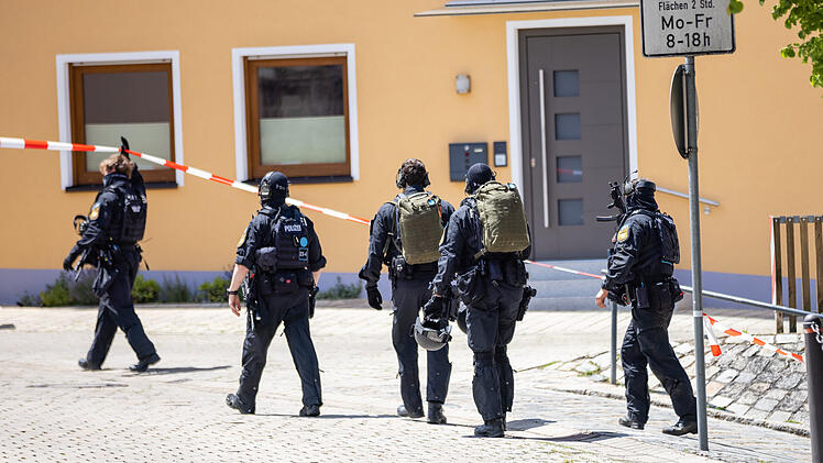 SEK-Einsatz im Kreis F&uuml;rth - Spezialkr&auml;fte mit Maschinenpistolen bewaffnet