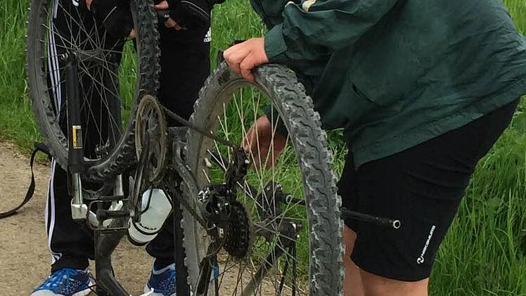 Die einzige Panne: Stefan "Äffchen" Hofmann (rechts) fuhr am zweiten tag einen Platten, doch der Schlauch war mit Hilfe von Christian Wiesheier ruck zuck geflickt.