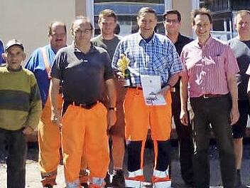 Unser Bild zeigt (von links) Fred Hennemann, Alwin Hempfling, Andre Dütsch, Edwin Lindner, Martin Hempfling, Jubilar Helmut Stölzel, VG-Geschäftsstellenleiter Florian Puff, Bürgermeister Roland Wolfrum, Matthias Witzgall und Viktor Scheffner. Foto: Klaus-Peter Wulf