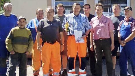 Unser Bild zeigt (von links) Fred Hennemann, Alwin Hempfling, Andre Dütsch, Edwin Lindner, Martin Hempfling, Jubilar Helmut Stölzel, VG-Geschäftsstellenleiter Florian Puff, Bürgermeister Roland Wolfrum, Matthias Witzgall und Viktor Scheffner. Foto: Klaus-Peter Wulf