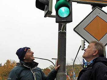 Nur selten stehen alle Ampeln auf der Fahrt von der Garitzer Kreuzung bis zur Pfalzstraße auf Grün, wissen auch Matthias Wacker und Hartmut Pianski vom Staatlichen Bauamt. Fotos: Thomas Mäuser
