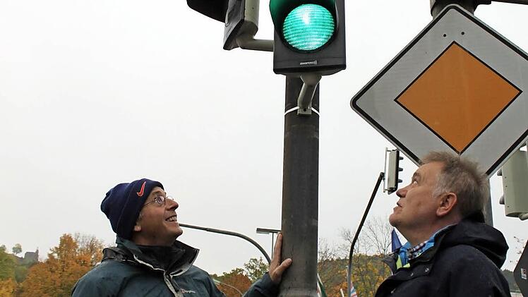 Nur selten stehen alle Ampeln auf der Fahrt von der Garitzer Kreuzung bis zur Pfalzstraße auf Grün, wissen auch Matthias Wacker und Hartmut Pianski vom Staatlichen Bauamt. Fotos: Thomas Mäuser