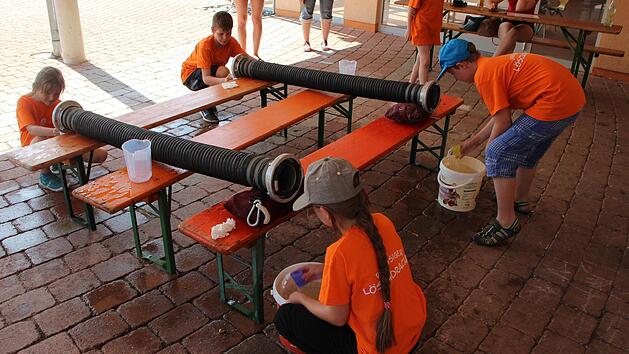 Geschicklichkeit, Balance und Konzentration sowie Ausdauer waren gefragt bei der Kinderfeuerwehr-Olympiade in Marktrodach (oben). Am Ende gab's Urkunden. Foto: Karl-Heinz Hofmann