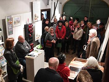 Dicht gedrängt standen die Gäste in der Durchfahrt des alten Hauses, als Hubertus Habel (rechts) und Stephanie Eißing (links gegenüber) in die Ausstellung im Gärtner- und Häckermuseum einführten. Foto: Ronald Rinklef