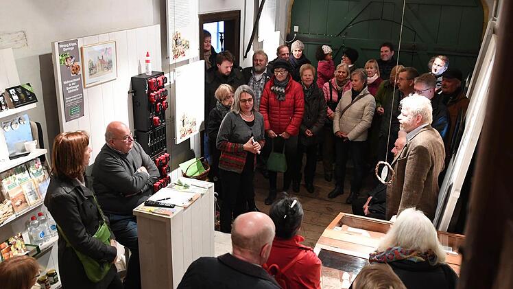 Dicht gedrängt standen die Gäste in der Durchfahrt des alten Hauses, als Hubertus Habel (rechts) und Stephanie Eißing (links gegenüber) in die Ausstellung im Gärtner- und Häckermuseum einführten. Foto: Ronald Rinklef