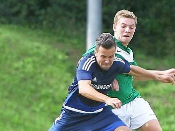 Moritz Amon (r.) und der VfR Katschenreuth gehen nach dem Sieg gegen Röslau mit Rückenwind in die Partie gegen Mistelbach. Foto: Limmer