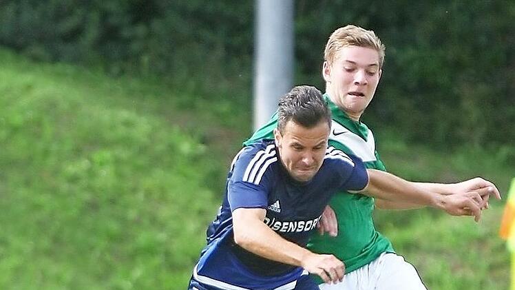 Moritz Amon (r.) und der VfR Katschenreuth gehen nach dem Sieg gegen Röslau mit Rückenwind in die Partie gegen Mistelbach. Foto: Limmer