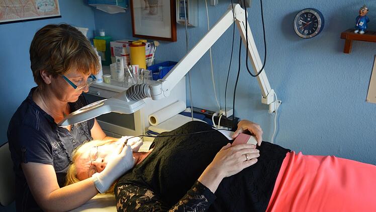 Janette Beyer aus Nürnberg ist eine der wenigen Elektrologinnen in Deutschland. Claudia Fleischmann besucht sie einmal in der Woche, um sich die Barthaare entfernen zu lassen.  Fotos: Ronald Heck