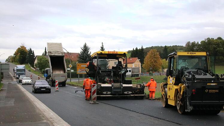 Die Bundesstraße durch Arnshausen wurde gestern asphaltiert, kommende Woche folgt die Verschleißschicht. Foto: Ralf Ruppert