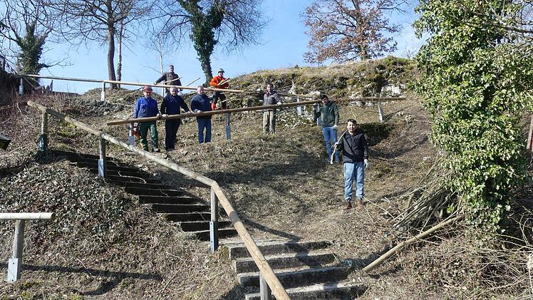 Wie hier an einem Zugang haben die FSVler das dichte Strauchwerk in steilem Gelände entfernt. Foto: Paul Pöhlmann