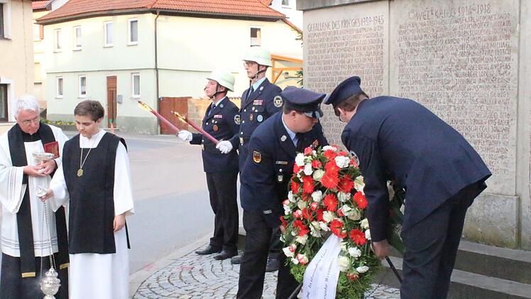Kranzniederlegung am Ehrenmal für die gefallenen, vermissten undverstorbenen Mitglieder, Fotos: Roland Dietz