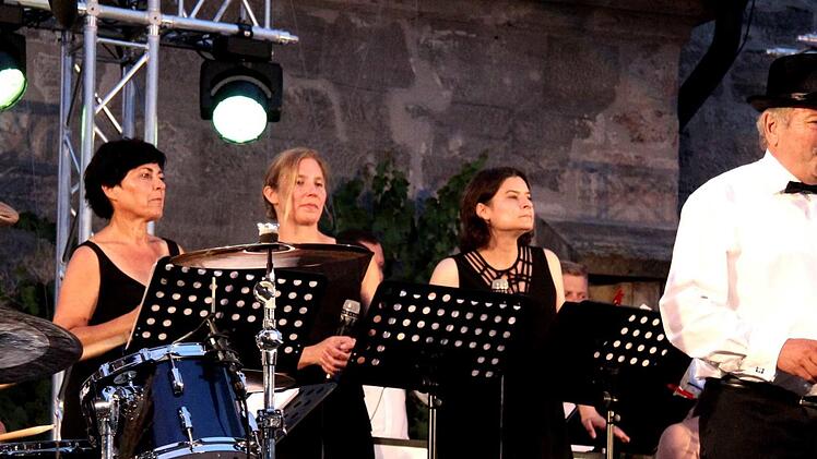 Als "Franken-Boy" interpretierte Bernhard Schwab einige Songs von Frank Sinatra.   Foto: Richard Sänger