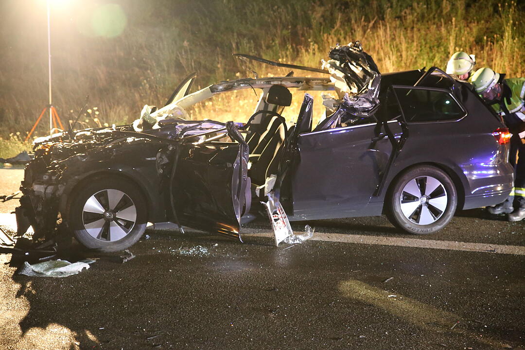 Unfall auf der A6: Auto kracht in Lkw-Heck