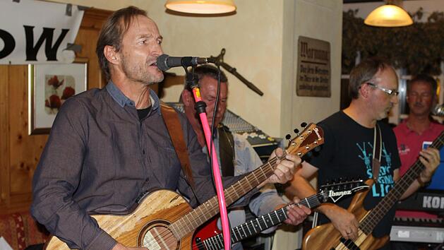 Im s'Antla stand nicht nur die Band "Rainbow", sondern auch einige Gastmusiker auf der B&uuml;hne. Etwa der Organisator der Musiknacht, Bernd Meusel - alias "Easy Springstean". Foto: Michael Wunder