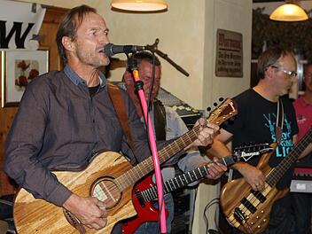 Im s'Antla stand nicht nur die Band "Rainbow", sondern auch einige Gastmusiker auf der Bühne. Etwa der Organisator der Musiknacht, Bernd Meusel - alias "Easy Springstean". Foto: Michael Wunder