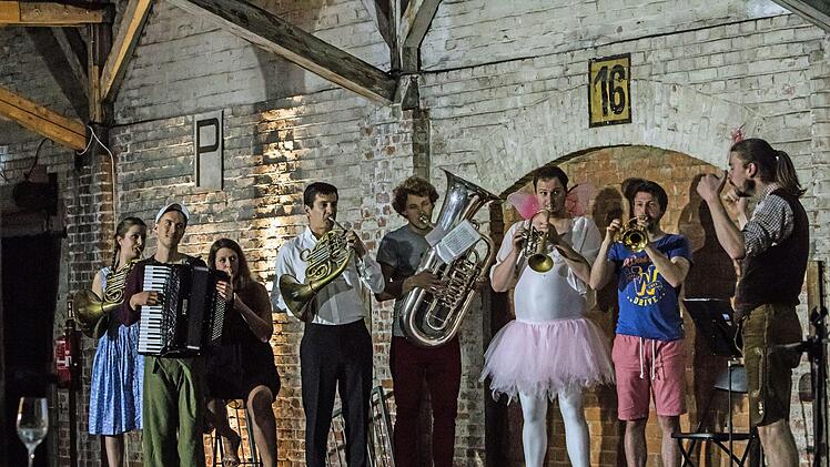 Wenn mitreißende Musizierfreude auf überbordende komödiantische Begeisterung trifft: Das Ensemble "Sepp-Depp-Septett" beeindruckte das Publikum beim Finale des Coburger Festivals "Klanggrenzen".Foto: Jochen Berger