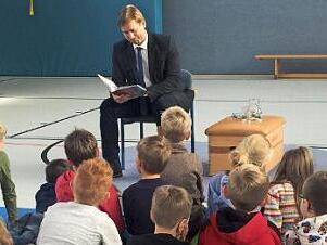 Landrat Hermann Ulm beim Vorlesetag in Heroldsbach Foto: privat