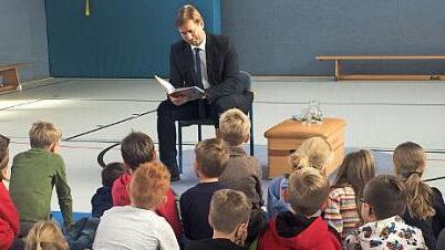 Landrat Hermann Ulm beim Vorlesetag in Heroldsbach Foto: privat