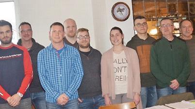 Die neue Vorstandschaft des FC Teutonia. Von links Marcel Klein (bisheriger Vorsitzender), Erik Noah Wagner (2. Vorsitzender), Stefan Will (Spielleiter), Heiko Biesenecker (1. Vorsitzender), J&ouml;rg Wohlrath (stv. Hauptkassier), Unterkassier Martin Biesenecker, Lukas Wolfring (Sportanlagenbeauftragter), Christian Schindler- Wohlrath (Hauptkassiererin), Marcel Kowalski (Schriftf&uuml;hrer), Martin Biesenecker (Unterkassier), Rudi Schwarz (Ehrenamtsbeauftragter), Zweiter B&uuml;rgermeister Siegfried Wei&szlig;ert...