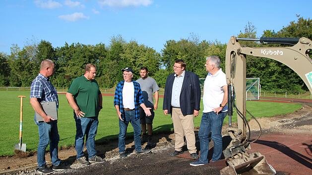 Baustart an der Tartanbahn: Reiner Straub (Bauamt), Florian Beck (Bauleiter), Norbert Schreiner (Liegenschaftsreferent), Matthias Reißner (Vorarbeiter), Andreas Trägner (2. Bürgermeister) und Thomas Geyer (Vorsitzender TSV) sehen sich eine aufgerissene Stelle am Sportzentrum Münnerstadt  an. Foto:Thomas Malz