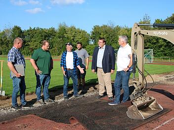 Baustart an der Tartanbahn: Reiner Straub (Bauamt), Florian Beck (Bauleiter), Norbert Schreiner (Liegenschaftsreferent), Matthias Reißner (Vorarbeiter), Andreas Trägner (2. Bürgermeister) und Thomas Geyer (Vorsitzender TSV) sehen sich eine aufgerissene Stelle am Sportzentrum Münnerstadt  an. Foto:Thomas Malz
