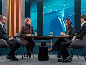 Caren Miosga (zweite von links) diskutierte mit ihren G&auml;sten Peter Neumann, Natalie Amiri und Daniel Gerlach &uuml;ber Donald Trumps Haltung im Iran-Konflikt.