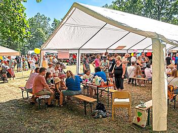 Hunderte Besucher feierten auf dem Gel&auml;nde der Lebenshilfe Forchheim das Jubil&auml;ums-Sommerfest mit Musik, Mitmachangeboten und vielen Begegnungen.