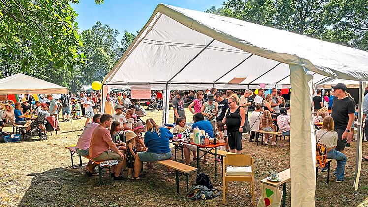 Hunderte Besucher feierten auf dem Gel&auml;nde der Lebenshilfe Forchheim das Jubil&auml;ums-Sommerfest mit Musik, Mitmachangeboten und vielen Begegnungen.