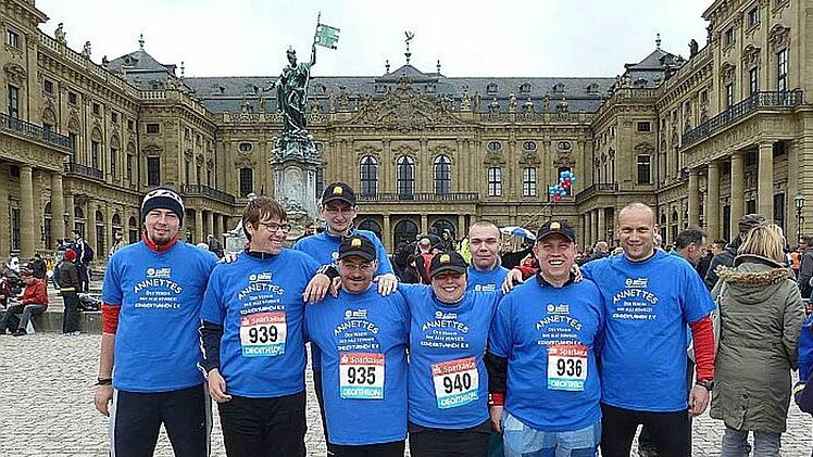 Eine Auswahl der Bildhäuser Laufgruppe nahm am Residenzlauf in Würzburg teil. V.l.: Trainer Benjamin Schmitt, Philipp Schultheiß, Hubertus Auernhammer, Marco Kraemer, Jenny Welzenbach, Manuel Jäger, Heiko Freund, Trainer Michael Bühner. Foto: mta