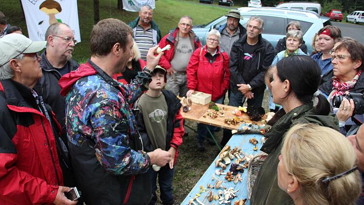 Viele Pilzfreunde aus Franken und Thüringen nahmen an der Exkursion am Samstagnachmittag teil.
