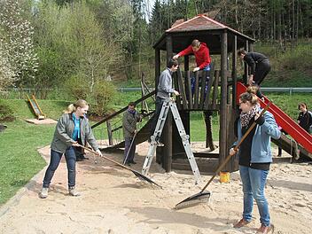 Bei der Generalüberholung des Spielplatzes halfen die Wartenfelser FEuerwehr und der Frankenwaldverein zusammen. Das gesamte Areal um den Kletterturm und die Rutsche wurde mit neuem Sand aufgefüllt.