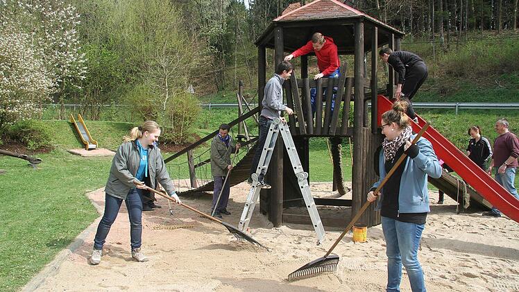 Bei der Generalüberholung des Spielplatzes halfen die Wartenfelser FEuerwehr und der Frankenwaldverein zusammen. Das gesamte Areal um den Kletterturm und die Rutsche wurde mit neuem Sand aufgefüllt.