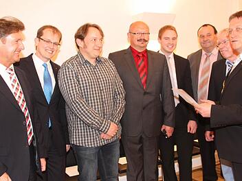 Sieben neue Stadträte vereidigte gestern Oberbürgermeister Henry Schramm (rechts) - von links: Rainer Ludwig, Ralf Hartnack (beide WGK), Matthias Meußgeyer, Michael Stübinger (beide SPD), Torsten Grampp, Benno Pieger und Dieter Hägele (alle CSU).  Foto: Stephan Tiroch