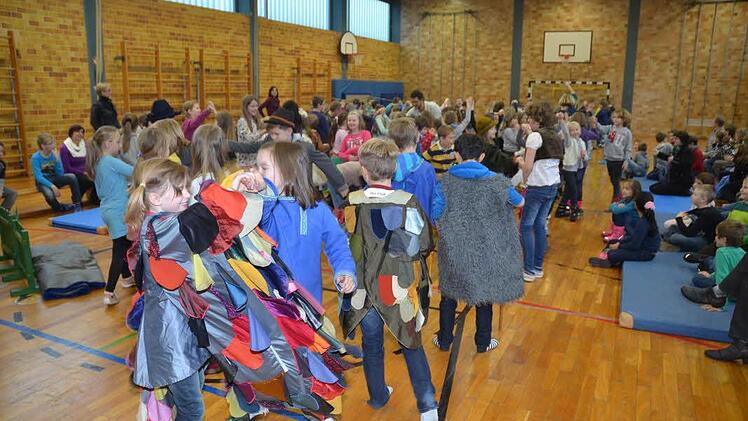 Bevor es an den Ernst des Schauspiels der Oper ging wurde von allen Schülern zu schöner Walzermusik ausgelassen mit Schwung und Elan ein Tanz auf das Parkett gelegt. Foto: Karl-Heinz Hofmann