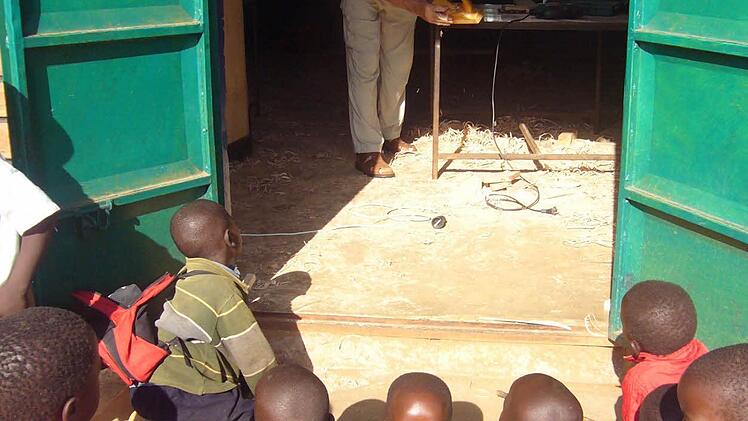 Bei seiner Arbeit war Peter Klug in Kenia eigentlich nie allein.