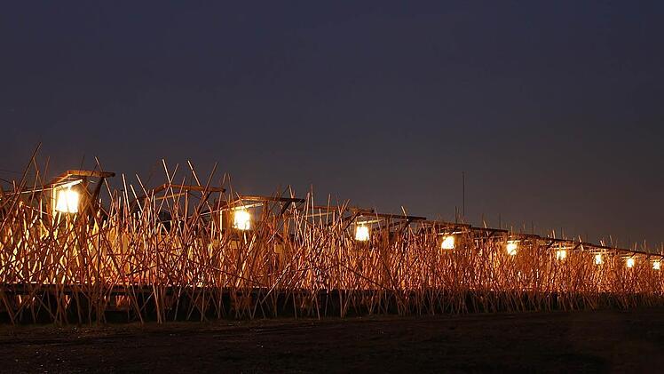 Die beleuchtete Mikadowall Foto: Coburger Designforum Oberfranken