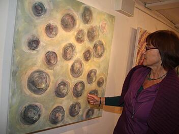 Es geht Angelika Gigauri nicht um die detailgetreue Abbildung von Blumen und Pflanzen. Sie abstrahiert und verfremdet und versucht, dem Wesen und dem Innenleben auf die Spur zu kommen. Fotos: Sonja Adam