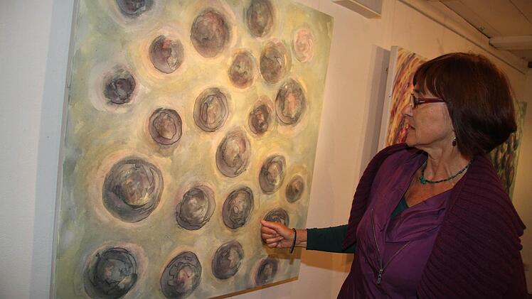 Es geht Angelika Gigauri nicht um die detailgetreue Abbildung von Blumen und Pflanzen. Sie abstrahiert und verfremdet und versucht, dem Wesen und dem Innenleben auf die Spur zu kommen. Fotos: Sonja Adam