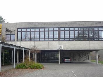 Wird die Schule verkauft? Die Gemeinde führt konkrete Verhandlungen mit einem gewerblichen Interessenten. Foto: Alexander Hartmann