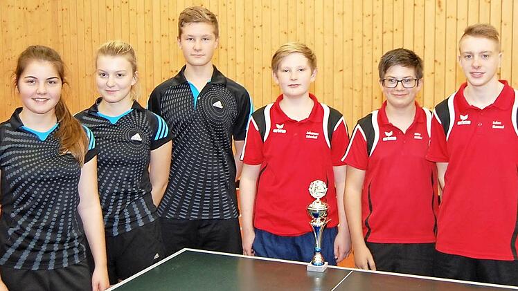 Kreispokalsieger im Tischtennis wurde bei den Jungen der TSV Teuschnitz mit Lukas Hummel, Mike Müller und Johannes Scherbel (von rechts). Mit im Bild der Finalist TSV Weißenbrunn mit (von links) Leonie Knöchel, Victoria Tauber und Max Ruppert.