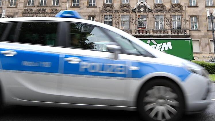 Während einer Einsatzfahrt der Schweinfurter Polizei kommt es zu einem Ausweichmanöver - und in der Folge zu einem schweren Unfall. Symbolfoto: Arne Dedert/dpa