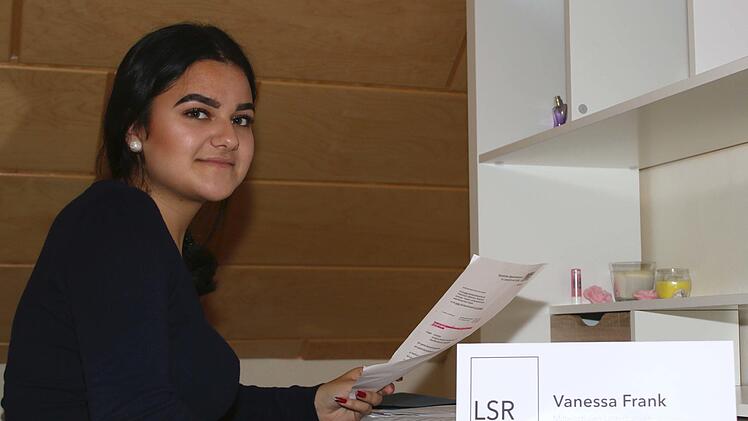 Landesschülersprecherin Vanessa Frank aus Ebelsbach: Die 15-Jährige ist "sehr stolz, dieses Amt ausführen zu dürfen und das Vertrauen der bayerischen Schülerinnen und Schüler zu bekommen".  Ralf Naumann