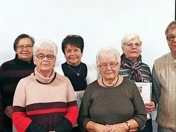 Chorleiter Werner Knoch (links) lobte seinen Chor. Geehrt wurden (weiter von links): Christel Bätz, Heidemarie Henig, Hilde Gottschlich, Grete Bortenlänger, Pauline Fertsch und (ganz rechts) Vorsitzende Ursula Dietz. Zweiter von rechts ist Michael Dieckmann, der Vorsitzende der Sängergruppe Baunach/Itzgrund.  Foto: Konrad Appel