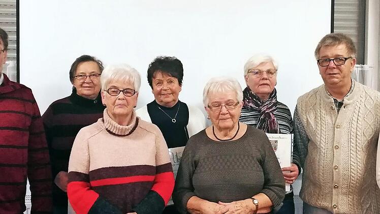 Chorleiter Werner Knoch (links) lobte seinen Chor. Geehrt wurden (weiter von links): Christel Bätz, Heidemarie Henig, Hilde Gottschlich, Grete Bortenlänger, Pauline Fertsch und (ganz rechts) Vorsitzende Ursula Dietz. Zweiter von rechts ist Michael Dieckmann, der Vorsitzende der Sängergruppe Baunach/Itzgrund.  Foto: Konrad Appel