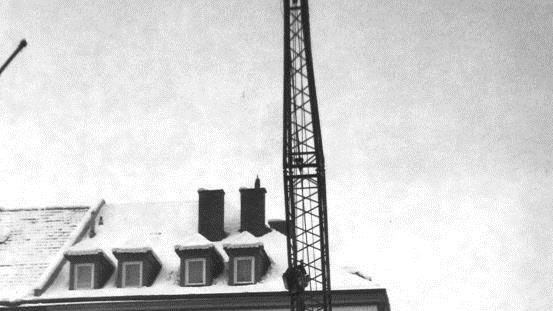 1967 wird bei der Shell-Tankstelle in der Pestalozzistraße ein neues Dach installiert. Foto: Archiv Stephan Tiroch