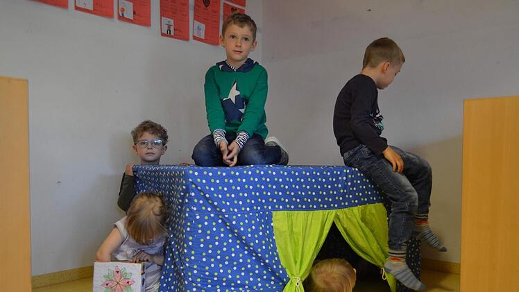 Seit das Spielzeug weg ist, werden die Kinder kreativer. Hier spielen sie in ihrer Höhle.   Foto: Larissa Händel