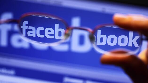 Facebook gibt vor transparenter mit Nutzerdaten umzugehen - die neueste Funktion: "Aktivit&auml;ten au&szlig;erhalb von Facebook" soll zeigen woher Facebook seine Daten bekommt. N&uuml;tzlich oder nur Schein? Symbolfoto: Jens B&uuml;ttner, dpa